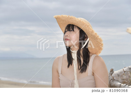 盛夏の北海道江差町の海岸でストローハットにミニワンピースの女性のポートレートを撮影 盛夏の北海道江差町の海岸でストローハットにミニワンピースの女性のポートレートを撮影 81090368