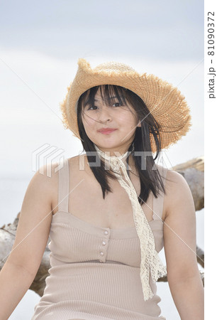盛夏の北海道江差町の海岸でストローハットにミニワンピースの女性のポートレートを撮影 盛夏の北海道江差町の海岸でストローハットにミニワンピースの女性のポートレートを撮影 81090372