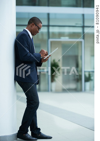 Entrepreneur Reading Article Online Entrepreneur Reading Article Online 81090941
