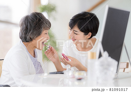 介護 メイクセラピー メイクをしてもらっているシニア女性 介護 メイクセラピー メイクをしてもらっているシニア女性 81091017