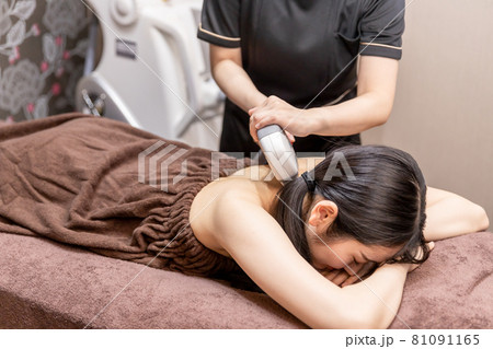 脱毛の施術スタッフと女性(うなじ) 脱毛の施術スタッフと女性(うなじ) 81091165