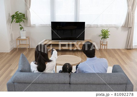 テレビを観るファミリーの後ろ姿 テレビを観るファミリーの後ろ姿 81092278