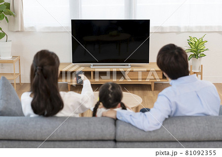 リビングに置かれたテレビ　テレビを観る家族の後ろ姿 81092355