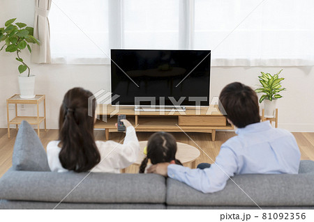 テレビを観るファミリーの後ろ姿 テレビを観るファミリーの後ろ姿 81092356