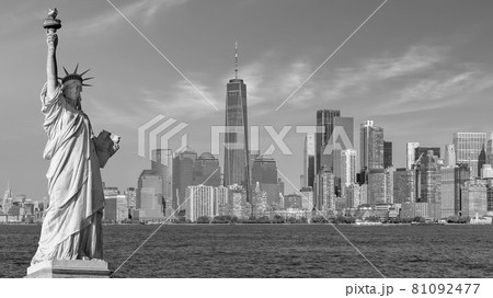 The Statue of Liberty with Manhattan city skyline 81092477