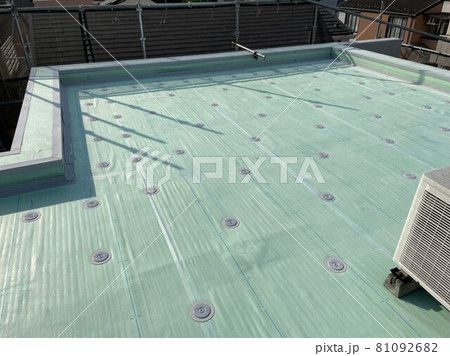 塩ビシート防水の絶縁シート張り 81092682