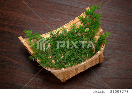 料理、食物等の背景用のザルとヒノキの葉 81093273