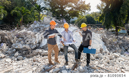 Demolition control supervisor and contractor discussing on demolish building. 81093654
