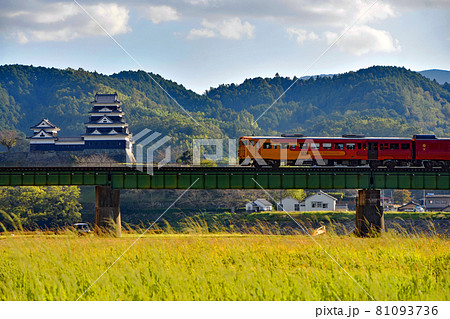 Jr四国観光列車 伊予灘ものがたりと愛媛大洲城の写真素材