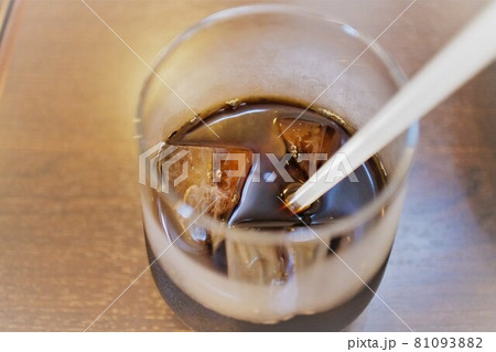 ストローのささったアイスコーヒー 81093882