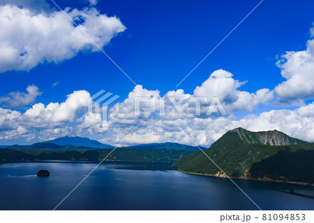 北海道の夏　摩周湖と斜里岳遠景 81094853