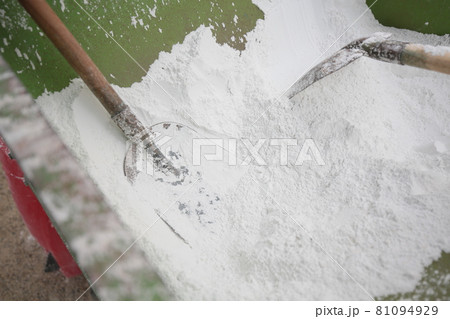 運動会で線を引くための石灰 81094929