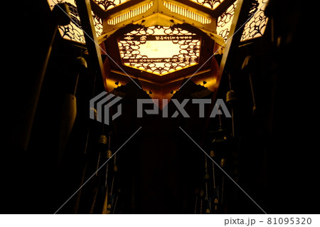 清水寺　吊り灯籠と風鈴 81095320