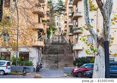 ローマ　市民の暮らしが垣間見える街角 81095440