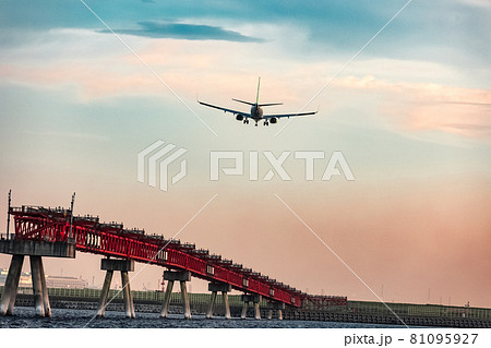 夕暮れ時に羽田空港に着陸する航空機を城南島から 81095927