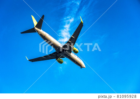 夕暮れ時に羽田空港に着陸する航空機を城南島から 夕暮れ時に羽田空港に着陸する航空機を城南島から 81095928