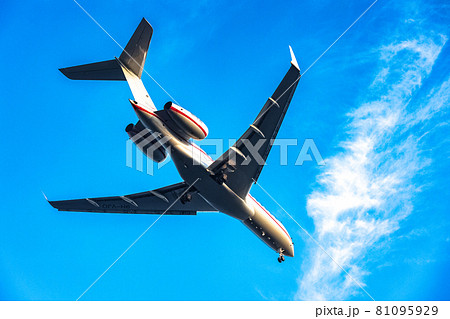 夕暮れ時に羽田空港に着陸する航空機を城南島から 夕暮れ時に羽田空港に着陸する航空機を城南島から 81095929