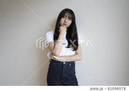 考える女性のポートレート 81096078