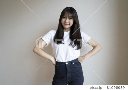シンプルファッションの女性 81096089
