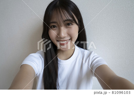 綺麗な女性のポートレート 81096103