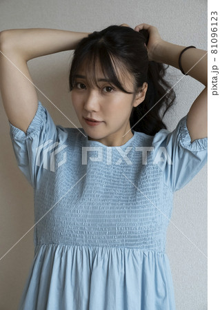髪の毛を結ぶ女性 81096123