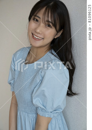 ワンピースを着た綺麗な女性のポートレート ワンピースを着た綺麗な女性のポートレート 81096125