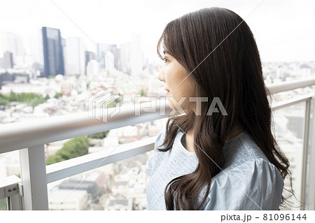 ベランダにいる女性のポートレート ベランダにいる女性のポートレート 81096144