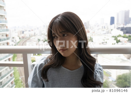 ベランダにいる女性のポートレート ベランダにいる女性のポートレート 81096146
