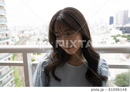 ベランダにいる女性のポートレート ベランダにいる女性のポートレート 81096148
