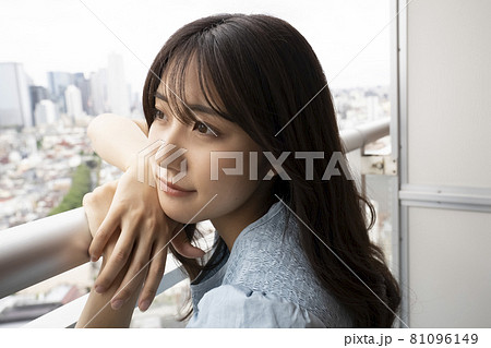 ベランダにいる女性のポートレート ベランダにいる女性のポートレート 81096149