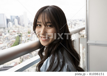 ベランダにいる女性のポートレート ベランダにいる女性のポートレート 81096151