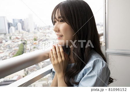 ベランダにいる女性のポートレート ベランダにいる女性のポートレート 81096152