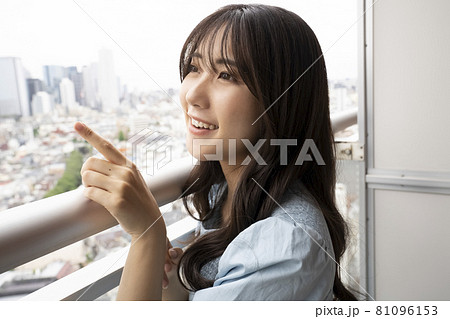 ベランダにいる女性のポートレート ベランダにいる女性のポートレート 81096153