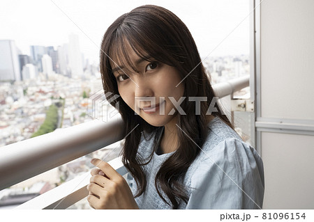 ベランダにいる女性のポートレート ベランダにいる女性のポートレート 81096154