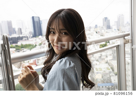 ベランダにいる女性のポートレート ベランダにいる女性のポートレート 81096156