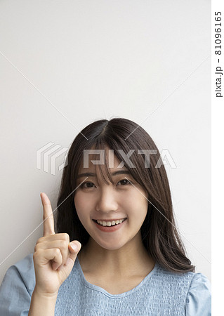 指差しポーズの女性のポートレート 指差しポーズの女性のポートレート 81096165