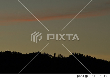 北杜市白州町、明け行く中山砦跡の展望台 北杜市白州町、明け行く中山砦跡の展望台 81096219