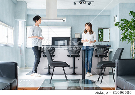 夫婦　家族　ファミリー　カップル　仲良し　ライフスタイル 81096686