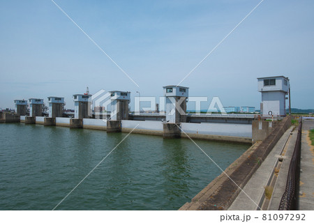 百間川河口の昭和水門全景 岡山県岡山市中区 百間川河口の昭和水門全景 岡山県岡山市中区 81097292