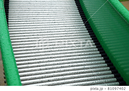 雨の日のローラー滑り台 雨の日のローラー滑り台 81097402