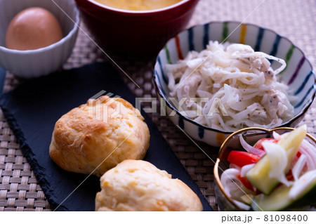 和食とスコーンの和洋折衷の変な組み合わせの朝ご飯　 81098400