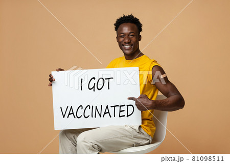 Cheerful Black Guy Holding Holding Poster With I Got Vaccinated Inscription 81098511
