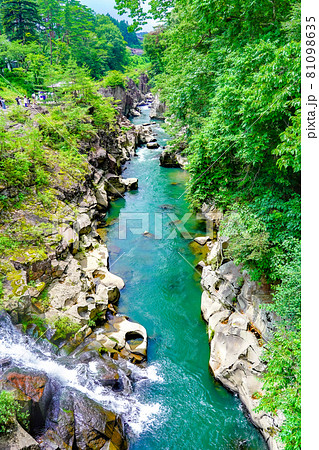 厳美渓の渓谷　岩手県一関市 81098635
