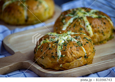 Korean cream cheese bread stuffed with cream and garlic 81098743