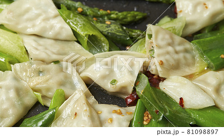 餃子入り野菜炒め 81098897