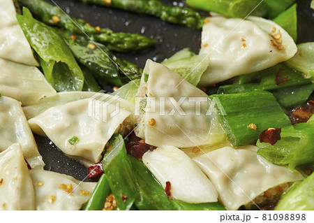 餃子入り野菜炒め 餃子入り野菜炒め 81098898