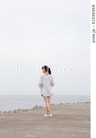 防波堤に立つ女性の後ろ姿(横向き) 防波堤に立つ女性の後ろ姿(横向き) 81098968