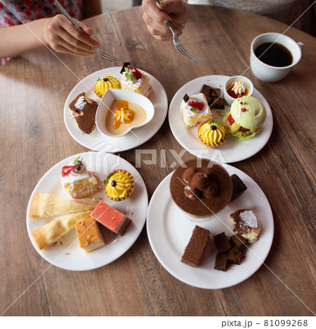 沢山のスイーツを食べる親子 81099268