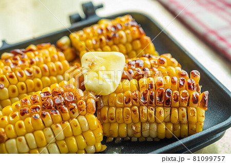 ホットサンドメーカーで作る焼きとうもろこしの写真素材 [81099757