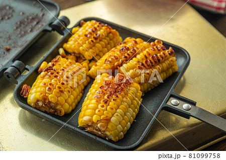 ホットサンドメーカーで作る焼きとうもろこし 81099758